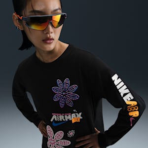 Nike Sportswear Women's Loose Long-Sleeve Graphic T-Shirt. Nike ID